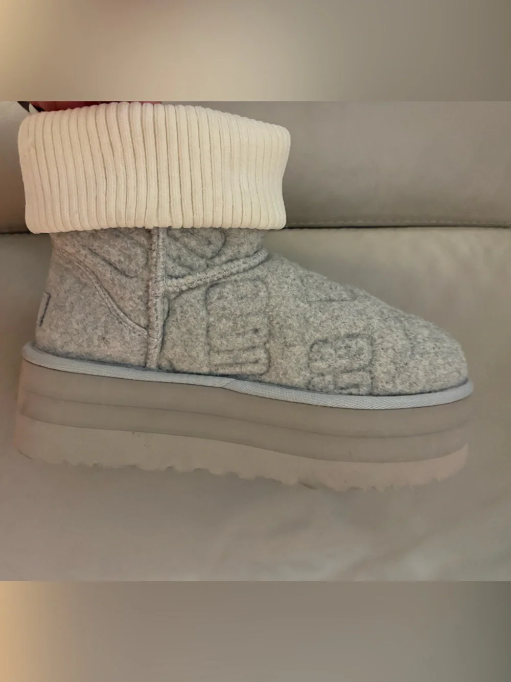 UGG Classic Mini Platform boots in a knit-cuff NWOB Sz 7